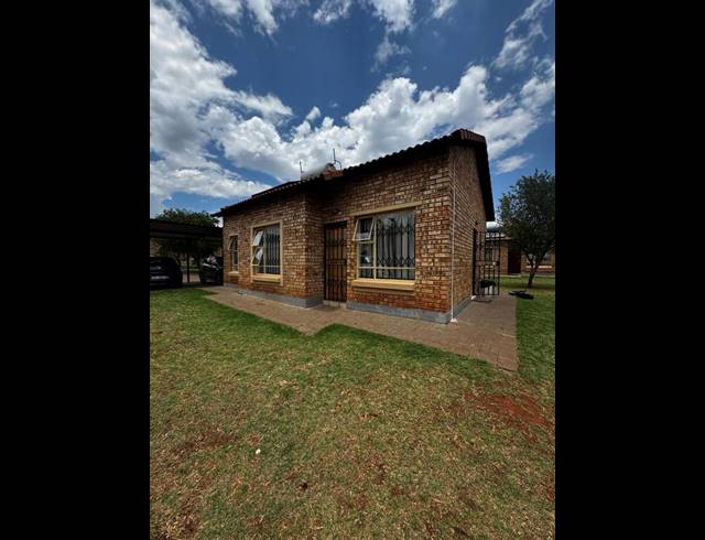 3 BEDROOM TOWNHOUSE FOR SALE IN DAWN PARK